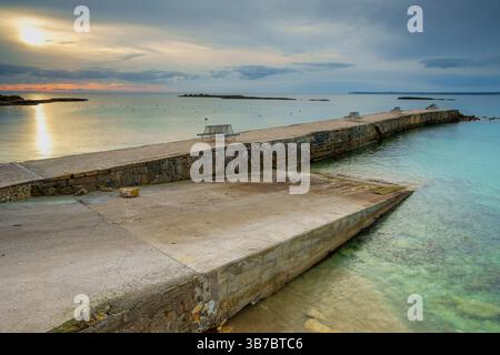 Coucher de soleil à Embarcadero es Cotó, Colonia de Sant Jordi, Salines, Majorque, Îles Baléares, Espagne. Banque D'Images