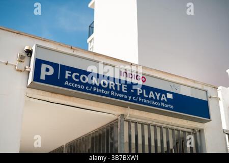 Marbella, Espagne - 1er mai 2025 panneau d'entrée du parking urbain sous un ciel bleu clair. Banque D'Images