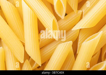 Penne rigate fabriqué à partir de farine de blé. Prise de vue macro Banque D'Images
