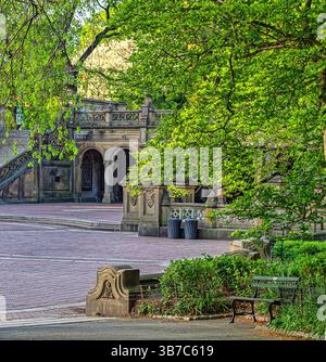 Bethesda Terrace et fontaine sont deux éléments architecturaux surplombant le lac à New York City's Central Park. Banque D'Images