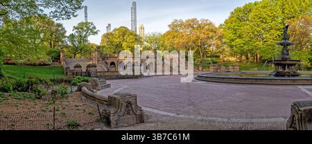 Bethesda Terrace et fontaine sont deux éléments architecturaux surplombant le lac à New York City's Central Park. Banque D'Images