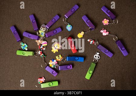 Bâtons avec des chaînes porte-clés en forme de jouets pour enfants. Cadeau pour enfants. Banque D'Images