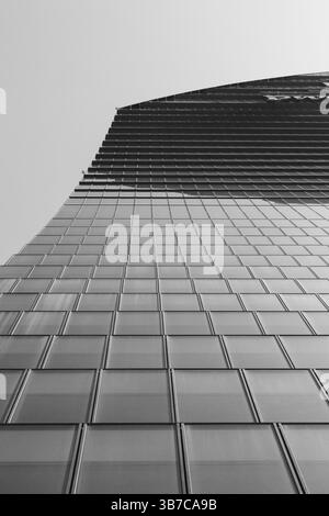 Cette photo montre Torre PwC (également connu sous le nom de 'il Curvo') dans CityLife Milano - nette, nette, architecturale prise en noir et blanc. Banque D'Images