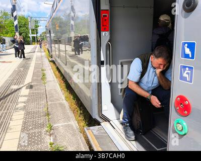 La grève ferroviaire laisse Hundred Stranded à Cisterna di Latina de 9h01 à 17h00 le mardi 6 mai 2025, les trains peuvent être annulés ou modifiés en raison d'une grève nationale par le personnel du groupe FS, Trenitalia, Trenitalia Tper et Trenord. le train régional numéro 21066 s'est arrêté à cisterna di latina en raison du manque de voies libres à la gare de roma termini, plus de 300 personnes étant bloquées à la gare. IMG 20250506 114258 Copyright : xAntonioxBalascox Banque D'Images