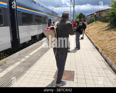 La grève ferroviaire laisse Hundred Stranded à Cisterna di Latina de 9h01 à 17h00 le mardi 6 mai 2025, les trains peuvent être annulés ou modifiés en raison d'une grève nationale par le personnel du groupe FS, Trenitalia, Trenitalia Tper et Trenord. le train régional numéro 21066 s'est arrêté à cisterna di latina en raison du manque de voies libres à la gare de roma termini, plus de 300 personnes étant bloquées à la gare. IMG 20250506 114358 Copyright : xAntonioxBalascox Banque D'Images
