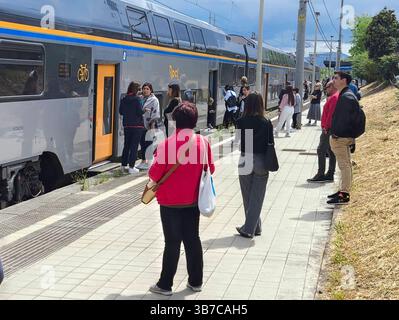 La grève ferroviaire laisse Hundred Stranded à Cisterna di Latina de 9h01 à 17h00 le mardi 6 mai 2025, les trains peuvent être annulés ou modifiés en raison d'une grève nationale par le personnel du groupe FS, Trenitalia, Trenitalia Tper et Trenord. le train régional numéro 21066 s'est arrêté à cisterna di latina en raison du manque de voies libres à la gare de roma termini, plus de 300 personnes étant bloquées à la gare. IMG 20250506 114700 Copyright : xAntonioxBalascox Banque D'Images