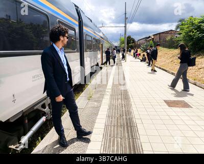 La grève ferroviaire laisse Hundred Stranded à Cisterna di Latina de 9h01 à 17h00 le mardi 6 mai 2025, les trains peuvent être annulés ou modifiés en raison d'une grève nationale par le personnel du groupe FS, Trenitalia, Trenitalia Tper et Trenord. le train régional numéro 21066 s'est arrêté à cisterna di latina en raison du manque de voies libres à la gare de roma termini, plus de 300 personnes étant bloquées à la gare. IMG 20250506 114306 Copyright : xAntonioxBalascox Banque D'Images