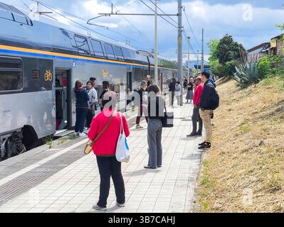 La grève ferroviaire laisse Hundred Stranded à Cisterna di Latina de 9h01 à 17h00 le mardi 6 mai 2025, les trains peuvent être annulés ou modifiés en raison d'une grève nationale par le personnel du groupe FS, Trenitalia, Trenitalia Tper et Trenord. le train régional numéro 21066 s'est arrêté à cisterna di latina en raison du manque de voies libres à la gare de roma termini, plus de 300 personnes étant bloquées à la gare. IMG 20250506 114705 Copyright : xAntonioxBalascox Banque D'Images