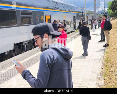 La grève ferroviaire laisse Hundred Stranded à Cisterna di Latina de 9h01 à 17h00 le mardi 6 mai 2025, les trains peuvent être annulés ou modifiés en raison d'une grève nationale par le personnel du groupe FS, Trenitalia, Trenitalia Tper et Trenord. le train régional numéro 21066 s'est arrêté à cisterna di latina en raison du manque de voies libres à la gare de roma termini, plus de 300 personnes étant bloquées à la gare. IMG 20250506 114655 Copyright : xAntonioxBalascox Banque D'Images