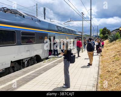 La grève ferroviaire laisse Hundred Stranded à Cisterna di Latina de 9h01 à 17h00 le mardi 6 mai 2025, les trains peuvent être annulés ou modifiés en raison d'une grève nationale par le personnel du groupe FS, Trenitalia, Trenitalia Tper et Trenord. le train régional numéro 21066 s'est arrêté à cisterna di latina en raison du manque de voies libres à la gare de roma termini, plus de 300 personnes étant bloquées à la gare. IMG 20250506 114347 Copyright : xAntonioxBalascox Banque D'Images