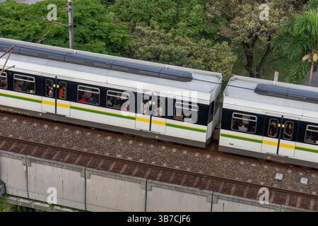 Passagers d'un train de banlieue bondé du métro Medellin tôt le matin sur la ligne A à Medellin, Colombie. Banque D'Images