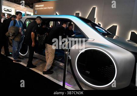 10 janvier 2024, Las Vegas, Nevada, États-Unis : 9 janvier 2024, Las Vegas, Nevada, États-Unis : Hisense montre leur prototype d'affichage laser automobile le premier jour du Consumer Electronic Show (ces) 2024 mardi, Las Vegas NV/USA. 9 janvier 2024. Le spectacle se déroule du 9 au 12 janvier. (Crédit image : © Gene Blevins/ZUMA Press Wire)9 janvier 2024, Las Vegas, Nevada, USA :10 janvier 2024, Las Vegas, Nevada, États-Unis : Banque D'Images