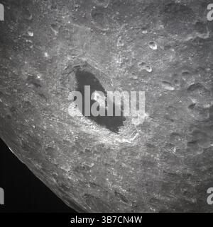 Vue du côté lointain lunaire montrant le cratère Tsiolkovsky, photographié par l'équipage de la mission Apollo 13 lors de leur passage lunaire, Johnson Space Center, NASA , 14 avril 1970 (crédit image : © JT Vintage via ZUMA Press Wire) Banque D'Images