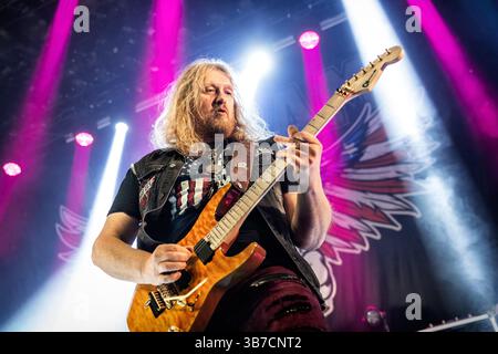 17 février 2024, Oslo, Copenhague, Norvège : Oslo, Norvège. 17 février 2024. Le groupe norvégien de glam rock Wig Wam donne un concert au Rockefeller à Oslo. Ici, le guitariste Teeny est vu en direct sur scène. (Crédit image : © Terje Dokken/Gonzales photo via ZUMA Press) Banque D'Images