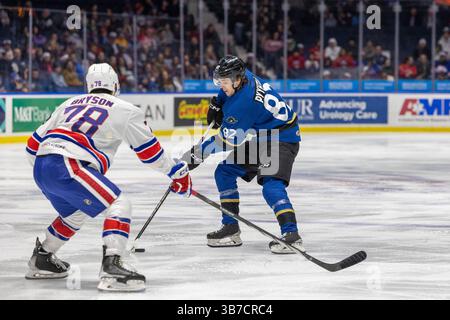 5 janvier 2024 : L'attaquant des monstres de Cleveland Mikael Pyyhtia (82) patine en première période contre les Américains de Rochester. Les Américains de Rochester ont accueilli les Monsters de Cleveland dans un match de la Ligue américaine de hockey au Blue Cross Arena de Rochester, New York. (Jonathan Tenca/CSM) (image crédit : © Jonathan Tenca/CSM via ZUMA Press Wire) Banque D'Images