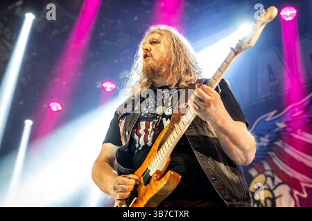 17 février 2024, Oslo, Copenhague, Norvège : Oslo, Norvège. 17 février 2024. Le groupe norvégien de glam rock Wig Wam donne un concert au Rockefeller à Oslo. Ici, le guitariste Teeny est vu en direct sur scène. (Crédit image : © Terje Dokken/Gonzales photo via ZUMA Press) Banque D'Images