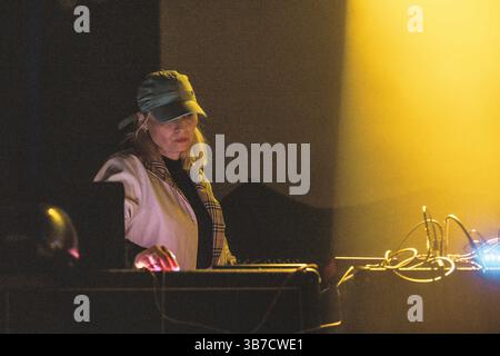 21 avril 2024, Tilburg, Copenhague, pays-Bas : Tilburg, pays-Bas. 21 avril 2024. La musicienne et compositrice irlandaise Hilary Woods donne un concert lors du festival de musique néerlandais Roadburn Festival 2024 à Tilburg. (Crédit image : © Peter Troest/Gonzales photo via ZUMA Press) Banque D'Images