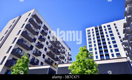 Immeuble d'appartements ECO économisant l'énergie et l'air frais. Bloc moderne d'appartements dans la zone verte, appartement résidentiel et complexe de maisons de luxe. Banque D'Images