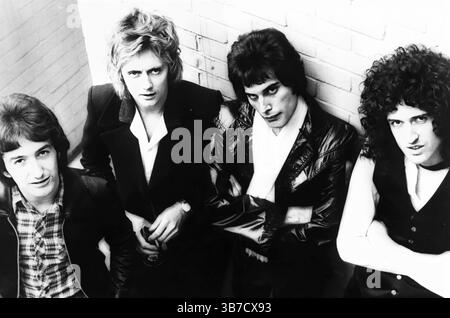 Le groupe de rock Queen en 1977 (News of the World). De gauche à droite ; John Deacon, Roger Taylor, Freddie Mercury, et Brian May - auteur Christopher Hopper, distribué par Elektra Records USA Banque D'Images