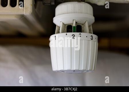Espace intérieur moderne et propre avec une pièce bien éclairée avec des éléments de design fonctionnels. L'image met en valeur un couloir minimaliste et une salle de bains Banque D'Images