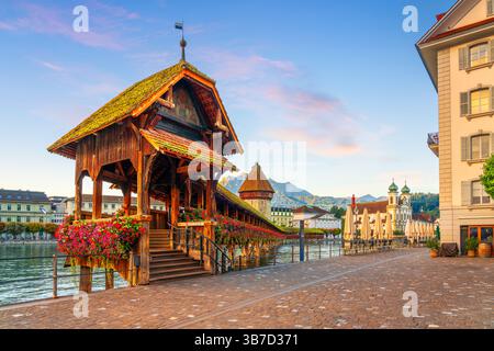 Lucerne, Suisse tôt le matin sur la rivière Ruess. Banque D'Images