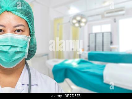 Médecin féminin sur le fond de salle d'opération, concept de soins de santé et de traitement de médecine des patients Banque D'Images