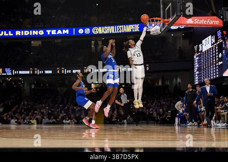 6 février 2024 le garde des Vanderbilt Commodores Malik Presley (13 ans) dépose le ballon contre les Wildcats du Kentucky lors de la première moitié d'un match de basket-ball de la NCAA entre les Wildcats du Kentucky et les Commodores de Vanderbilt au Memorial Gym à Nashville, Tennessee. (Crédit photo obligatoire : Steve Roberts/CSM) (crédit image : © Steve Roberts/Cal Sport Media/CSM via ZUMA Press Wire) Banque D'Images