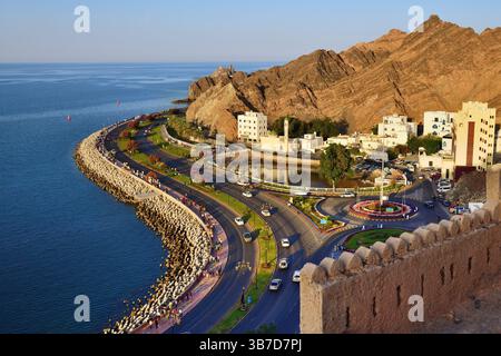 Muscat, Oman - 01 avril 2025 : vue de la corniche de Mutrah depuis le fort de Mutrah à Muscat. Sultanat d'Oman Banque D'Images