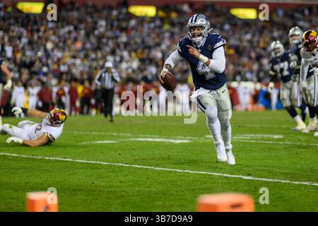 07 janvier 2024 : le quarterback des Dallas Cowboys Dak Prescott (4) dirige le ballon pendant le match NFL entre les Dallas Cowboys et les Washington Commanders à Landover, MD. Reggie Hildred/CSM (crédit image : © Reggie Hildred/CSM via ZUMA Press Wire) Banque D'Images