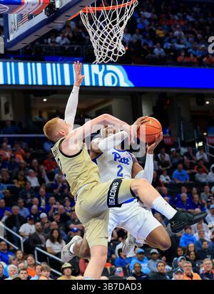 14 mars 2024 : L'attaquant des Pitt Panthers (2) Blake Hinson est faussé par le garde des diacres démons de Wake Forest (2) Cameron Hildreth lors d'un match de tournoi de basket-ball masculin de l'ACC entre les diacres démons de Wake Forest et les Panthers de la Capital One Arena à Washington, D.C. Justin Cooper/CSM (crédit image : © Justin Cooper/CSM via ZUMA Press Wire) Banque D'Images