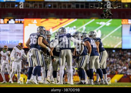 07 janvier 2024 : le quarterback des Dallas Cowboys Dak Prescott (4) se caucus avec ses coéquipiers pendant le match de la NFL entre les Dallas Cowboys et les Washington Commanders à Landover, MD. Reggie Hildred/CSM (crédit image : © Reggie Hildred/CSM via ZUMA Press Wire) Banque D'Images