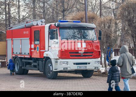 Karagandy, Kazakhstan, 21 mars 2025 : véhicule de pompiers dans le parc Banque D'Images