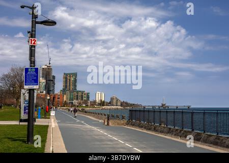 Burlington Waterfront Trail le long du lac Ontario avec la jetée de la rue Brant, Ontario Canada, 23 avril 2025 photo stock Banque D'Images