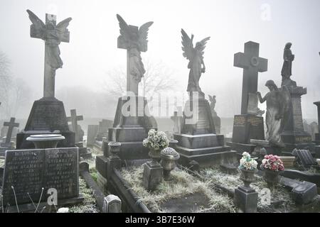 Old graves au cimetière de Manor Park dans l'est de Londres, Royaume-Uni Banque D'Images