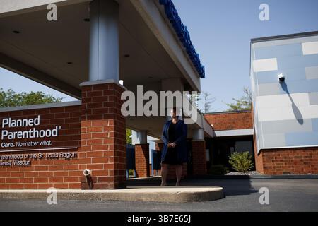 3 octobre 2022 : Dr Colleen McNicholas, médecin en chef des services de santé reproductive de Planned Parenthood de la région Louis et du sud-ouest du Missouri, se tient devant le centre de santé Planned Parenthood à Fairview Heights en juin. ''au cours des 100 derniers jours, j'ai pris soin de gens de partout au pays qui se sont rendus dans le sud de l'Illinois pour des soins d'avortement'', a-t-elle dit. (Crédit image : © Armando L. Sanchez/Chicago Tribune via ZUMA Press Wire) Banque D'Images