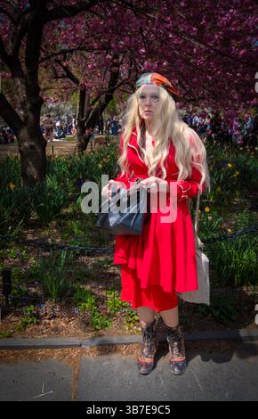 Une femme plus âgée avec un style personnel jeune dans Washington Square Park à Greenwich Village, Manhattan. Banque D'Images