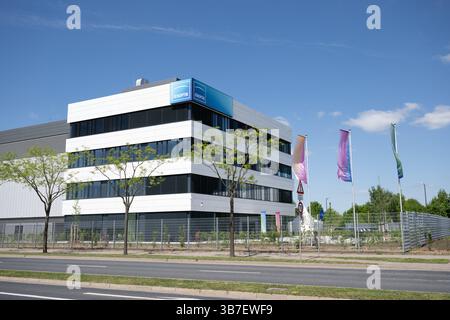 Dresde, Allemagne. 06 mai 2025. Des drapeaux avec le logo du groupe technologique Jenoptik volent devant la nouvelle Fab high-tech à l'occasion de l'ouverture. Après deux ans et demi de construction, le site de Dresde a été officiellement inauguré. Crédit : Sebastian Kahnert/dpa/Alamy Live News Banque D'Images