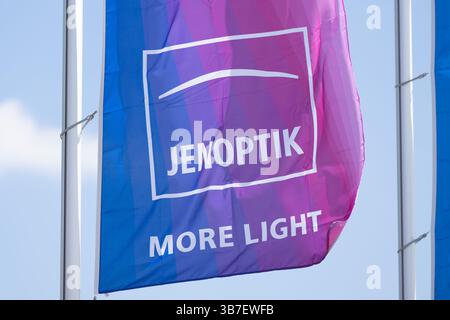 Dresde, Allemagne. 06 mai 2025. Des drapeaux avec le logo du groupe technologique Jenoptik volent devant la nouvelle Fab high-tech pour marquer l’ouverture. Après deux ans et demi de construction, le site de Dresde a été officiellement inauguré. Crédit : Sebastian Kahnert/dpa/Alamy Live News Banque D'Images