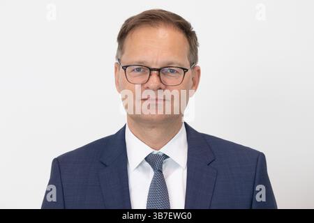 Dresde, Allemagne. 06 mai 2025. Stefan Traeger, PDG de Jenoptik, se tient dans le hall lors de l’ouverture de la nouvelle Fab high-tech du groupe technologique Jenoptik. Après deux ans et demi de construction, le site de Dresde a été officiellement inauguré. Crédit : Sebastian Kahnert/dpa/Alamy Live News Banque D'Images