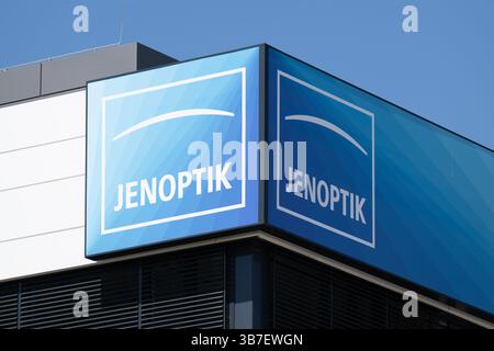 Dresde, Allemagne. 06 mai 2025. Le logo du groupe technologique Jenoptik sur la nouvelle Fab high-tech. Après deux ans et demi de construction, le site de Dresde a été officiellement inauguré. Crédit : Sebastian Kahnert/dpa/Alamy Live News Banque D'Images