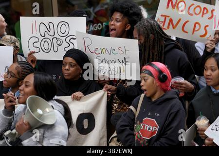 23 mai 2024, Chicago, Illinois, États-Unis : des dizaines d'étudiants, militants et sympathisants de l'école publique de Chicago se rassemblent devant le siège du CPS le 22 février 2024, avant la réunion du Conseil de l'éducation pour appeler le CPS à retirer la police et à réinvestir dans les écoles et la sécurité réelle pour les étudiants et les familles. (Crédit image : © Antonio Perez/Chicago Tribune via ZUMA Press Wire) Banque D'Images
