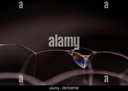 Texture de l'eau en macro, fond fluide lumineux, mouvement lisse, structure moléculaire Banque D'Images