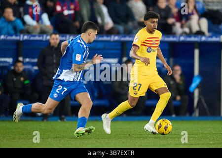 3 février 2024 : Lamine Yamal du FC Barcelone concourt pour le ballon avec Javi Lopez du Deportivo Alaves lors du match LaLiga EA Sports entre le Deportivo Alaves et le FC Barcelone à Mendizorrotza le 3 février 2024, à Vitoria, en Espagne. (Crédit image : © Ricardo Larreina/AFP7 via ZUMA Press Wire) Banque D'Images