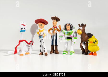 Figurines Toy Story debout sur fond blanc, représentant des personnages populaires du film d'animation Banque D'Images