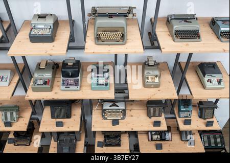 Pavie, Lombardie, Italie - 13 mars 2025 : anciennes machines à écrire et calculatrices exposées au Musée MUSDI, présentant l'histoire de la technologie et du bureau Banque D'Images