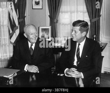 6 décembre 1960, Washington, District of Columbia, États-Unis : le président américain Dwight Eisenhower rencontre avec le président élu des États-Unis John Kennedy, Bureau ovale, Maison Blanche, Washington, D.C. États-Unis, Abbie Rowe, photographies de la Maison Blanche, 6 décembre 1960 (crédit image : © JT Vintage via ZUMA Press Wire) Banque D'Images