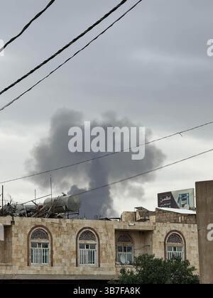Sanaa. 6 mai 2025. Cette photo prise par téléphone portable montre une fumée abondante s'élevant de l'aéroport international de Sanaa après les frappes aériennes à Sanaa, Yémen, le 6 mai 2025. Des frappes aériennes intensives ont frappé la capitale du Yémen, Sanaa, et la province d'Amran, dans le nord du pays, mardi après-midi, selon des résidents locaux. Israël a confirmé par la suite qu'il avait mené ces frappes, déclarant qu'elles visaient des sites d'infrastructure, y compris un aéroport et des centrales électriques. Crédit : Xinhua/Alamy Live News Banque D'Images