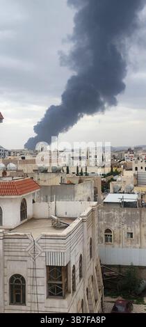 Sanaa. 6 mai 2025. Cette photo prise par téléphone portable montre une fumée abondante s'élevant de l'aéroport international de Sanaa après les frappes aériennes à Sanaa, Yémen, le 6 mai 2025. Des frappes aériennes intensives ont frappé la capitale du Yémen, Sanaa, et la province d'Amran, dans le nord du pays, mardi après-midi, selon des résidents locaux. Israël a confirmé par la suite qu'il avait mené ces frappes, déclarant qu'elles visaient des sites d'infrastructure, y compris un aéroport et des centrales électriques. Crédit : Xinhua/Alamy Live News Banque D'Images