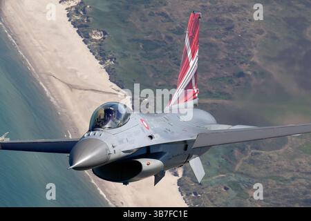 Le General Dynamics F-16AM Fighting Falcon, immatriculé E-601, est un avion de chasse multirôle en service dans la Royal Danish Air Force. Il est équipé d'avionique et d'armes avancées et est couramment utilisé pour la défense aérienne et les missions d'attaque au sol. La queue distinctive de l'avion affiche l'identification et le symbole uniques de l'Armée de l'Air. Banque D'Images