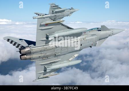 L'Eurofighter EF-2000 Typhoon de l'armée de l'air italienne, immatriculé 37-01 et 37-45, effectue une manœuvre bancaire en formation. L'Eurofighter est un chasseur à réaction multi-rôle utilisé pour des missions de supériorité aérienne et d'attaque au sol. Banque D'Images
